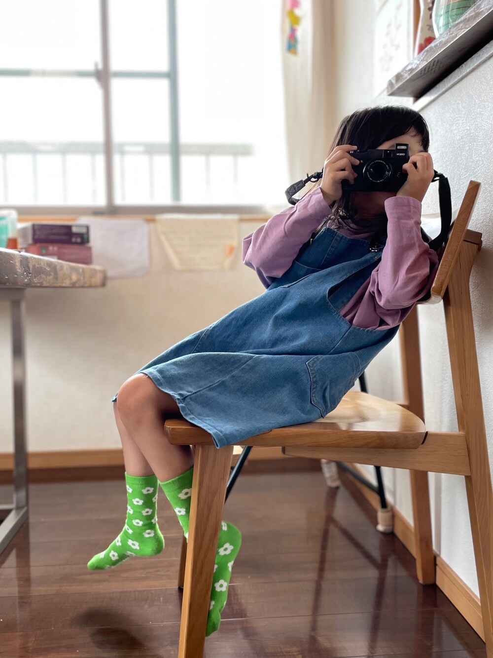 グリーン系のソックス/靴下を着用したキッズの春コーディネートの3枚目の写真