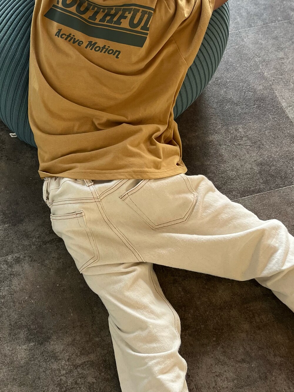 ベージュ系のTシャツ/カットソー、ベージュ系のデニムパンツを着用したキッズの夏コーディネートの4枚目の写真