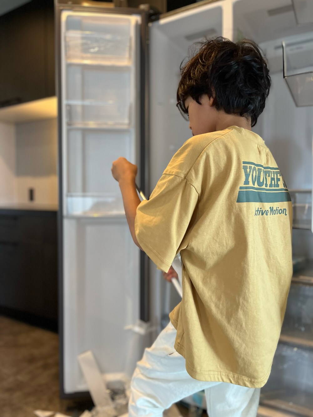 ベージュ系のTシャツ/カットソー、ベージュ系のデニムパンツを着用したキッズの夏コーディネートの3枚目の写真