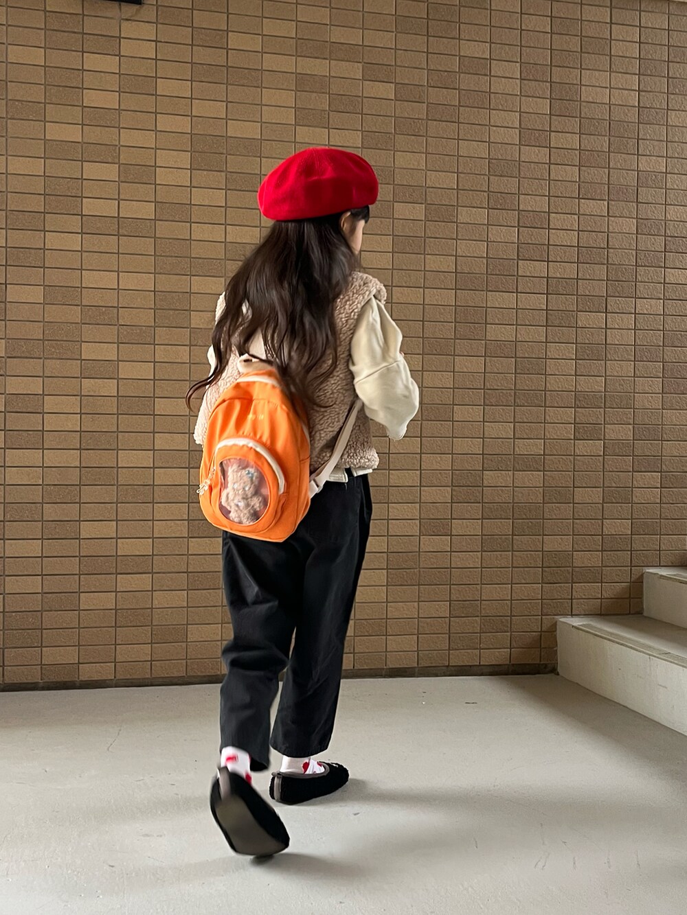 ベージュ系のパンプスを着用したキッズの冬コーディネートの2枚目の写真