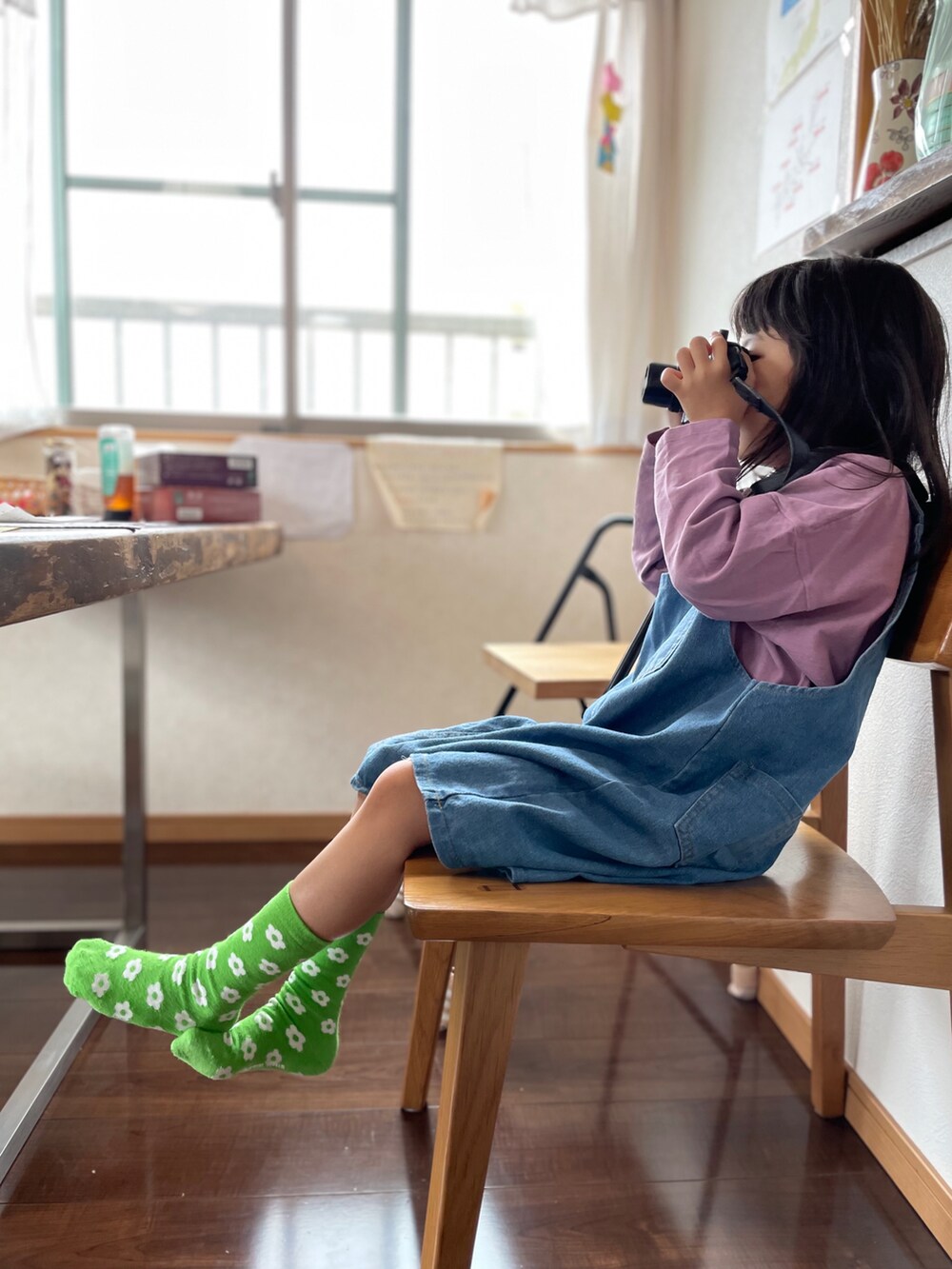 グリーン系のソックス/靴下を着用したキッズの春コーディネートの2枚目の写真