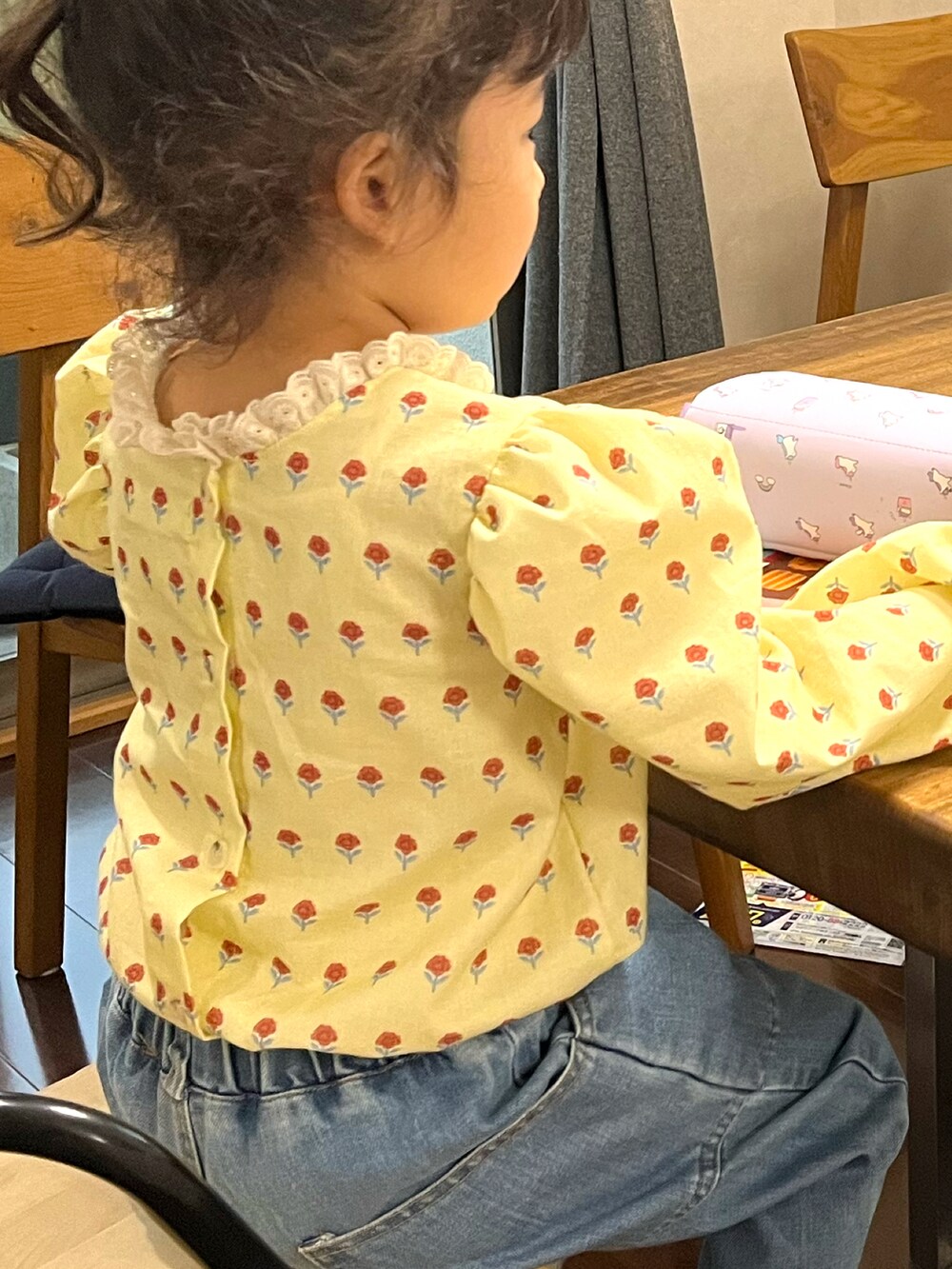 イエロー系のシャツ/ブラウス、ブルー系のデニムパンツ、グリーン系のソックス/靴下を着用したキッズの春コーディネートの5枚目の写真