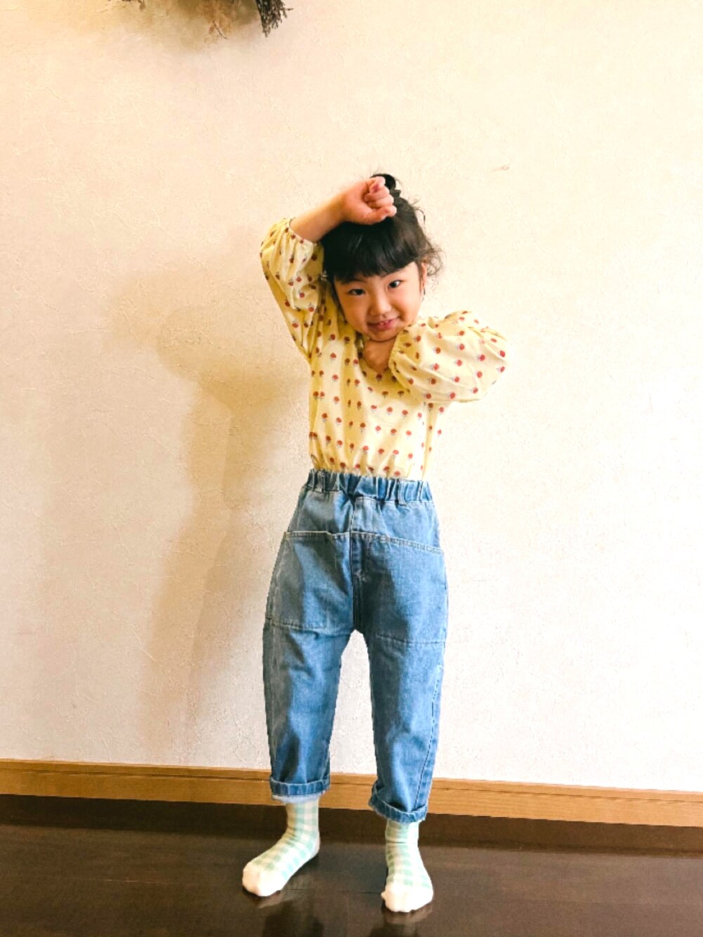 イエロー系のシャツ/ブラウス、ブルー系のデニムパンツ、グリーン系のソックス/靴下を着用したキッズの春コーディネートの2枚目の写真