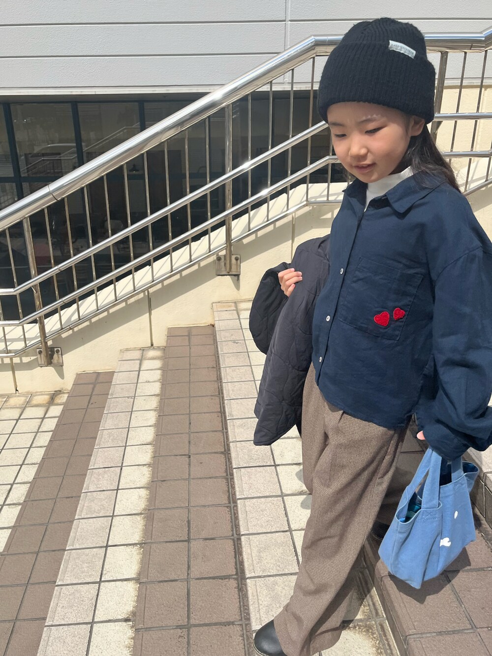 「シャツスタイル、お出かけコーデ、キッズファッション、タートルニット、ビーニー、スラックスコーデ」｜「ZARA KIDSのアイテム（シャツ/ブラウス、ブルー系）」を使った、なっぴょんさん（キッズ・130cm）の冬コーディネートの2枚目の写真