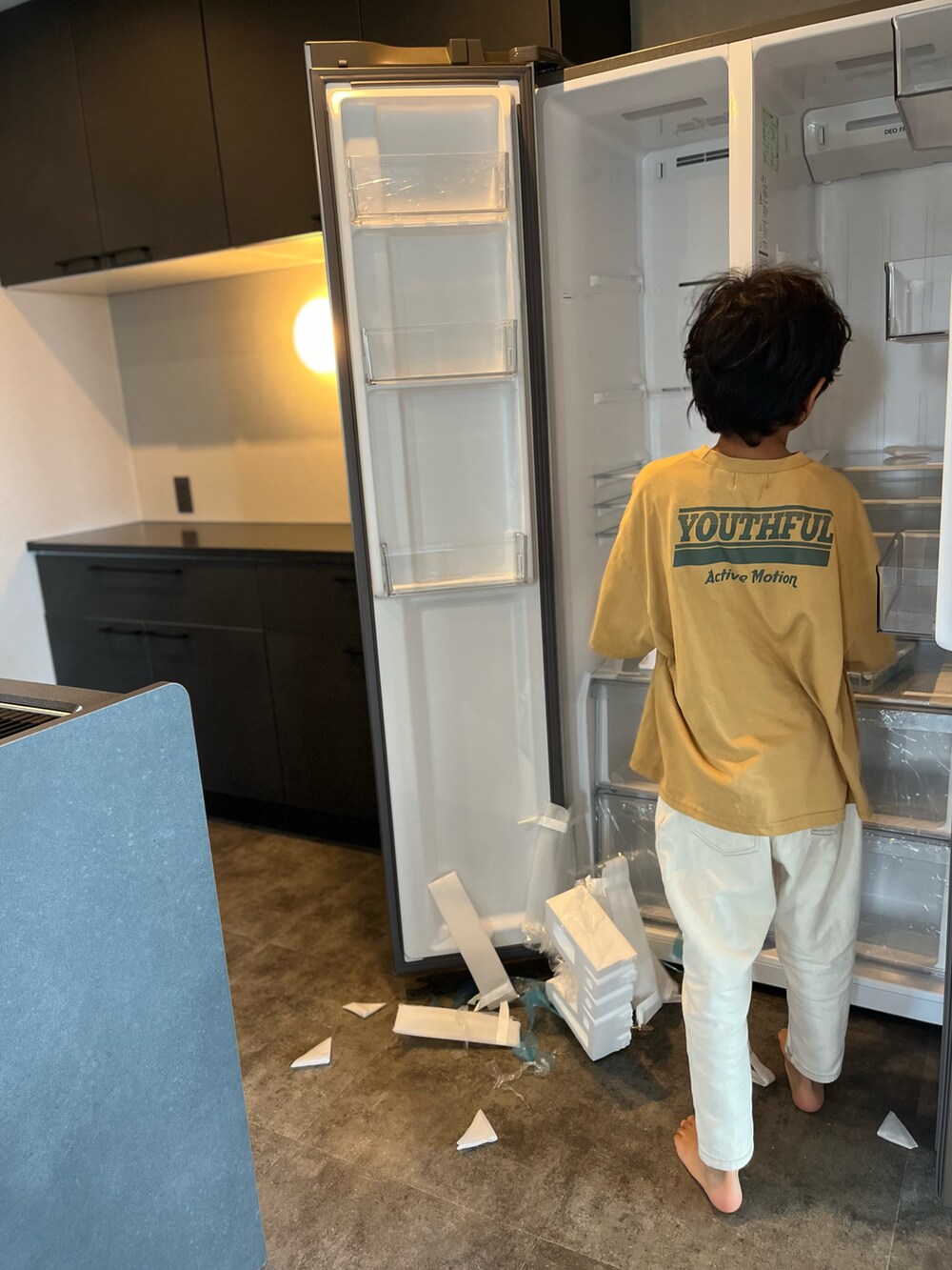 ベージュ系のTシャツ/カットソー、ベージュ系のデニムパンツを着用したキッズの夏コーディネートの2枚目の写真
