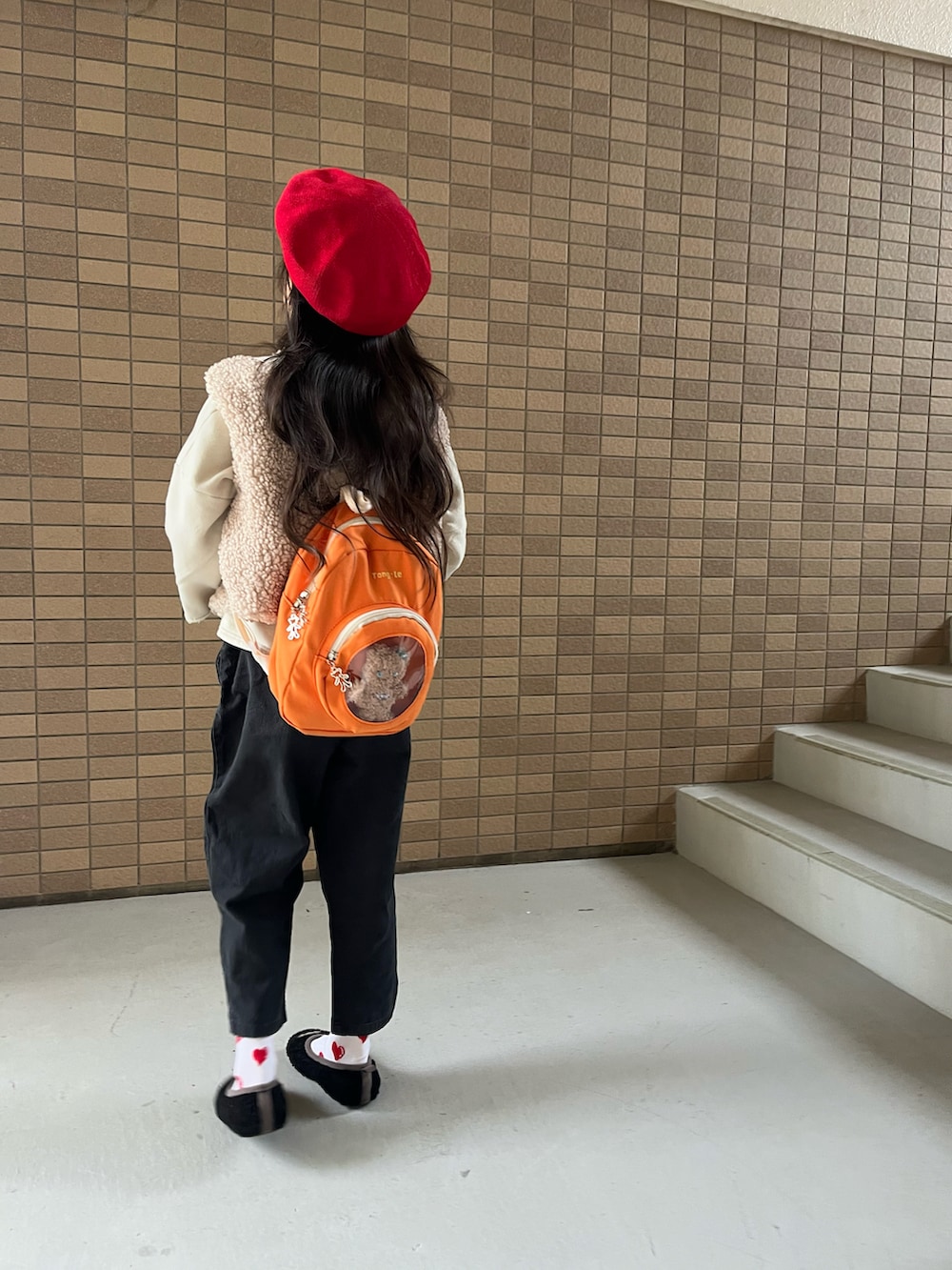 ベージュ系のパンプスを着用したキッズの冬コーディネートの4枚目の写真