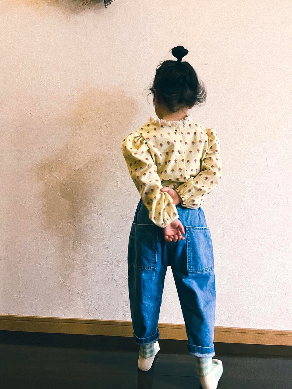 イエロー系のシャツ/ブラウス、ブルー系のデニムパンツ、グリーン系のソックス/靴下を着用したキッズの春コーディネートの3枚目の写真