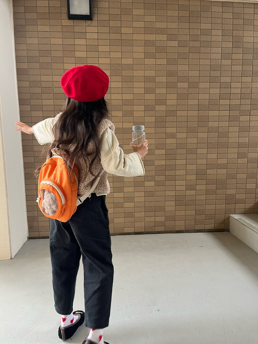 ベージュ系のパンプスを着用したキッズの冬コーディネートの3枚目の写真