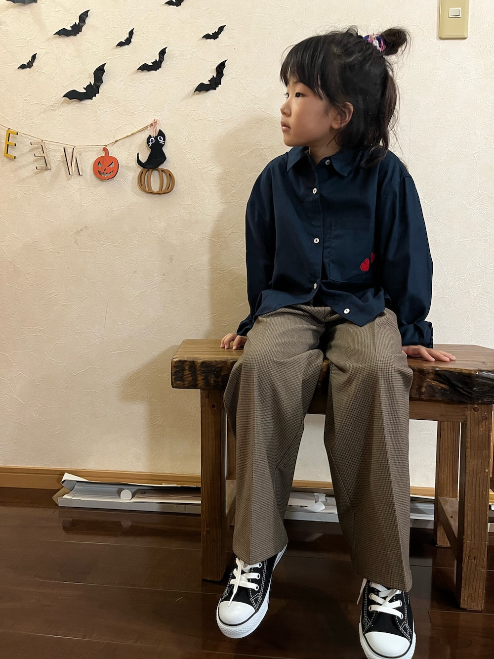 ブラウン系のスラックス、ブラック系のスニーカー、ブルー系のシャツ/ブラウスを着用したキッズの冬コーディネートの2枚目の写真