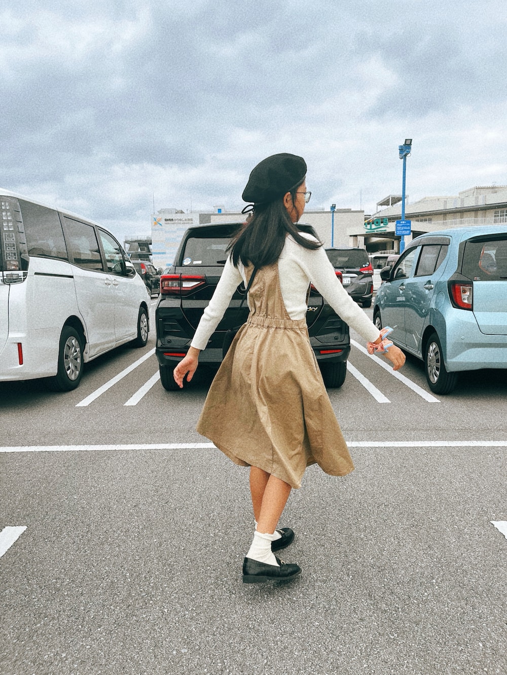 「オトナカワイイ、冬ファッション、ベレー帽、タートルニット、ローファー×靴下、ワンピース、サロペットスカート、サロペットコーデ、サロペットワンピース」｜「MOUSSYのF/LEATHER PIPING ベレー（ハンチング/ベレー帽、ブラック系）」を使った、なっぴょんさん（キッズ・150cm）の冬コーディネートの2枚目の写真