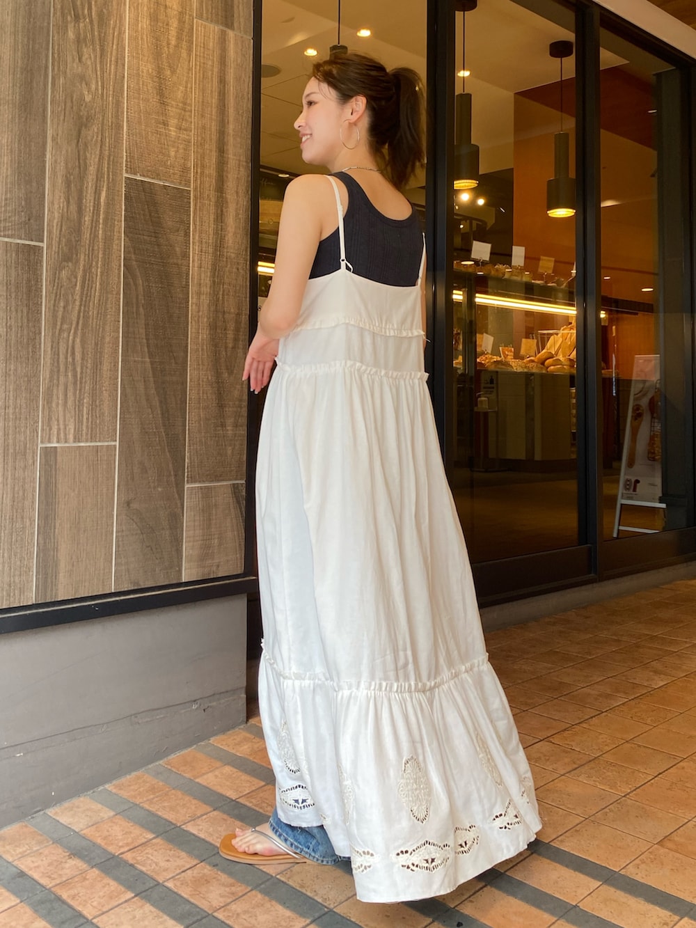 ホワイト系のワンピース、シルバー系のサンダル、グレー系のタンクトップを着用したレディースの春コーディネートの3枚目の写真