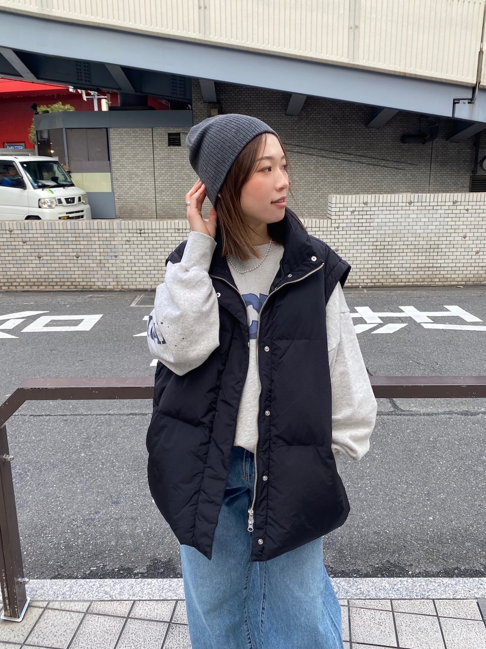 ブルー系のデニムパンツ、グレー系のスウェット、ブラック系のダウンジャケット/コートを着用したレディースの冬コーディネートの4枚目の写真