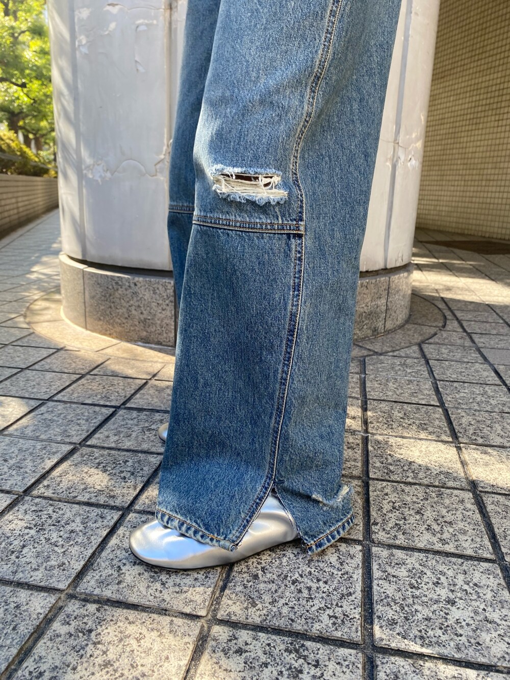 ブルー系のデニムパンツ、シルバー系のバレエシューズ、ブルー系のシャツ/ブラウスを着用したレディースの冬コーディネートの6枚目の写真