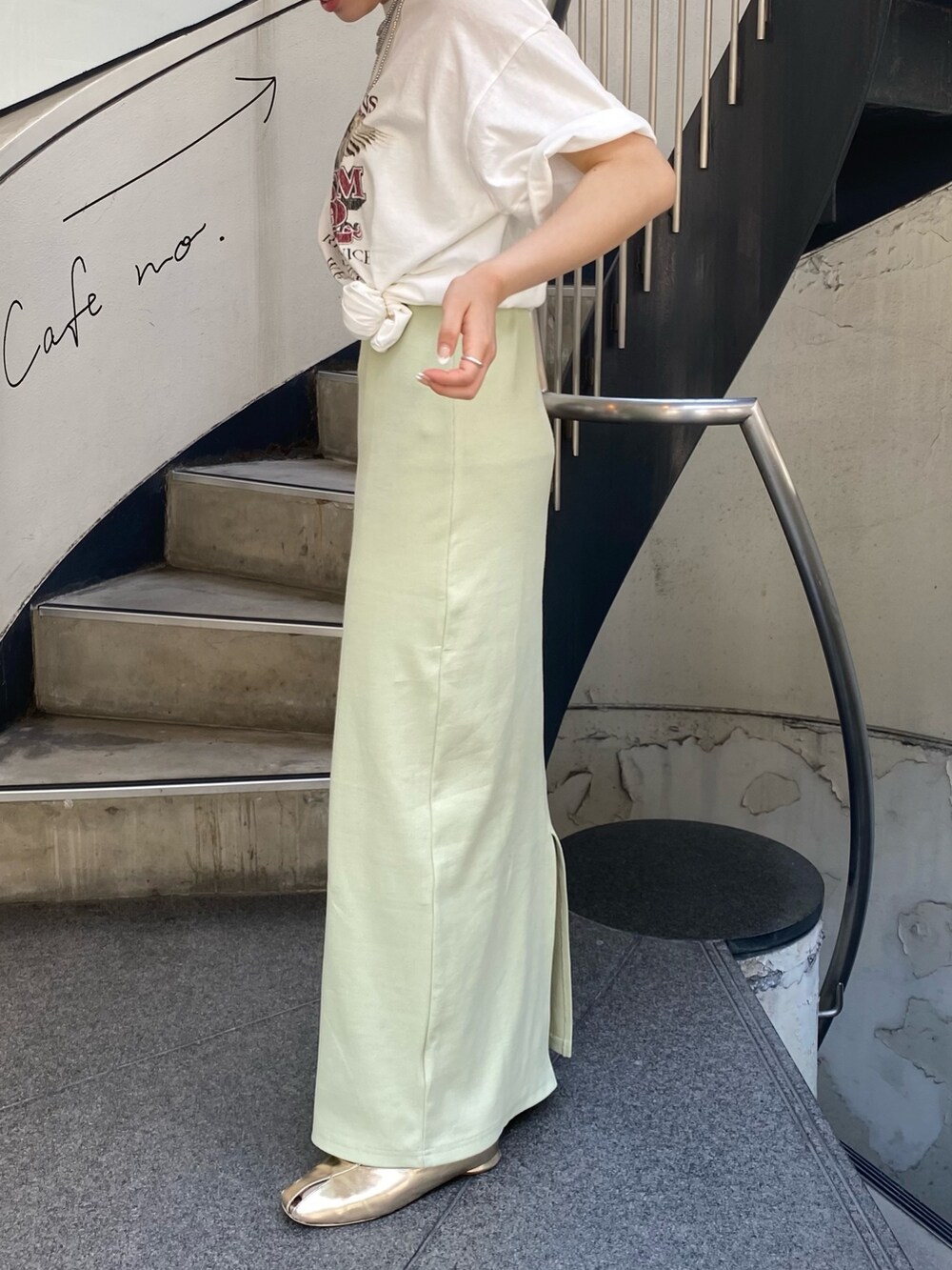 グリーン系のワンピース、ホワイト系のTシャツ/カットソー、シルバー系のハンドバッグを着用したレディースの春コーディネートの3枚目の写真