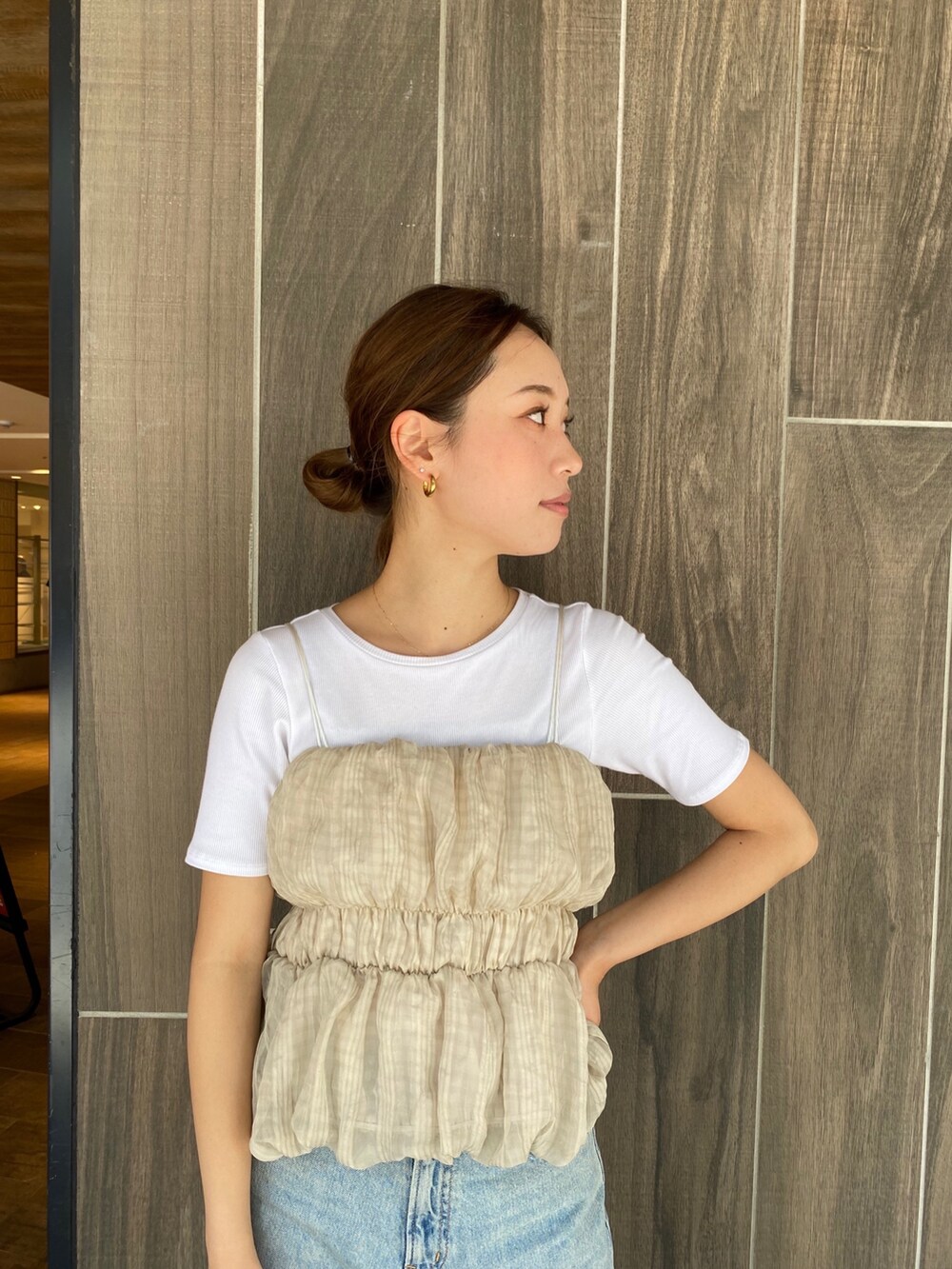 ブラック系のTシャツ/カットソー、ブルー系のデニムパンツ、ブラック系のサンダルを着用したレディースの夏コーディネートの4枚目の写真