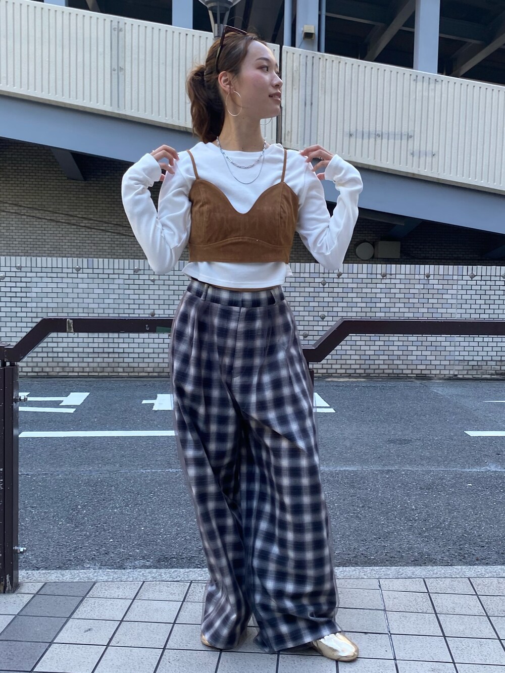 その他のその他パンツ、ゴールド系のバレエシューズ、ホワイト系のTシャツ/カットソーを着用したレディースの夏コーディネートの2枚目の写真