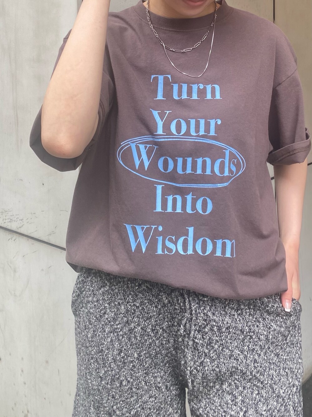 グレー系のその他パンツ、ブラウン系のTシャツ/カットソーを着用したレディースの春コーディネートの5枚目の写真