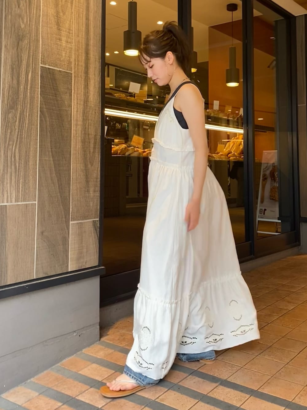 ホワイト系のワンピース、シルバー系のサンダル、グレー系のタンクトップを着用したレディースの春コーディネートの2枚目の写真