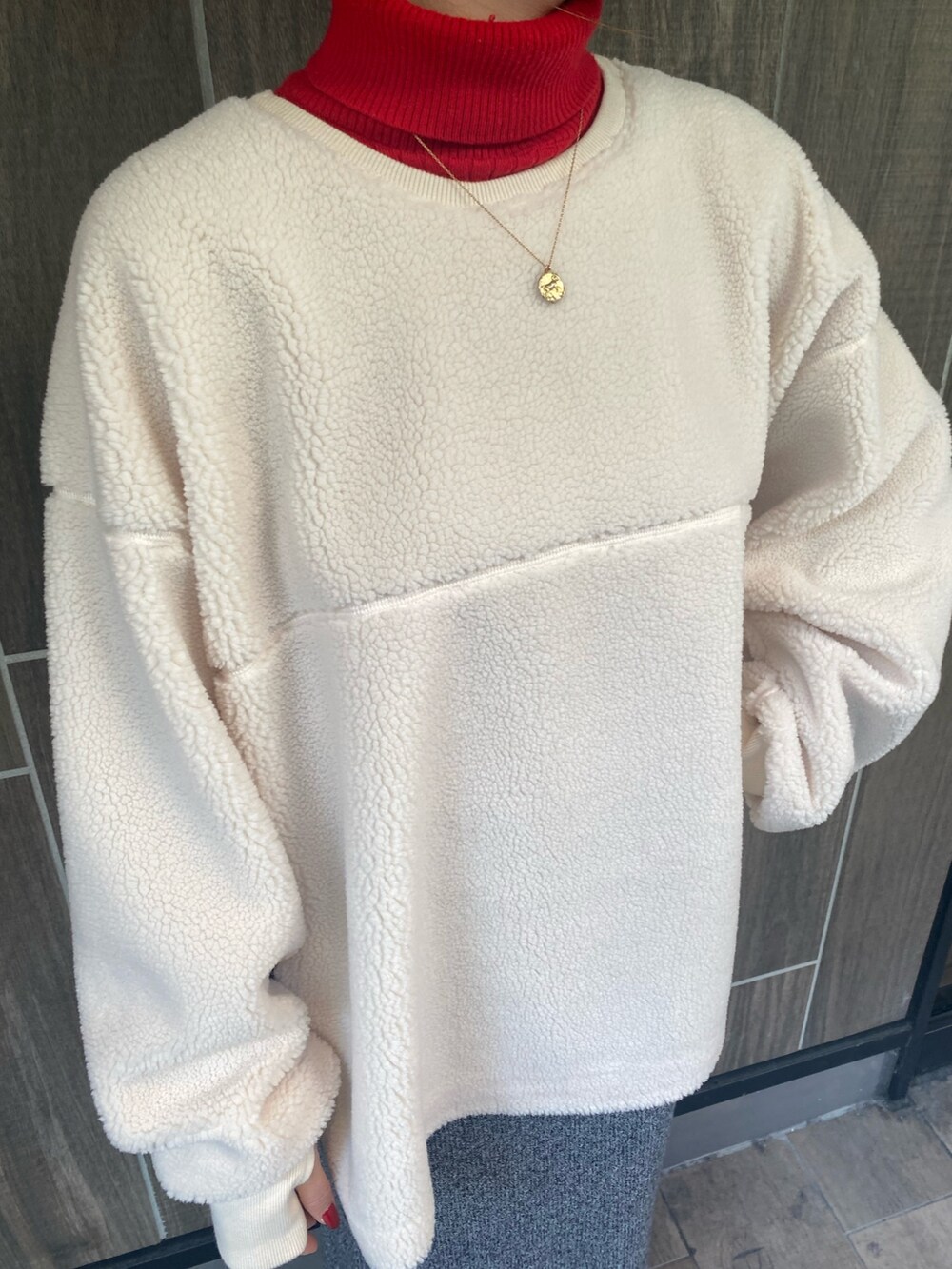 ホワイト系のTシャツ/カットソー、グレー系のスカート、レッド系のニット/セーターを着用したレディースの秋コーディネートの4枚目の写真