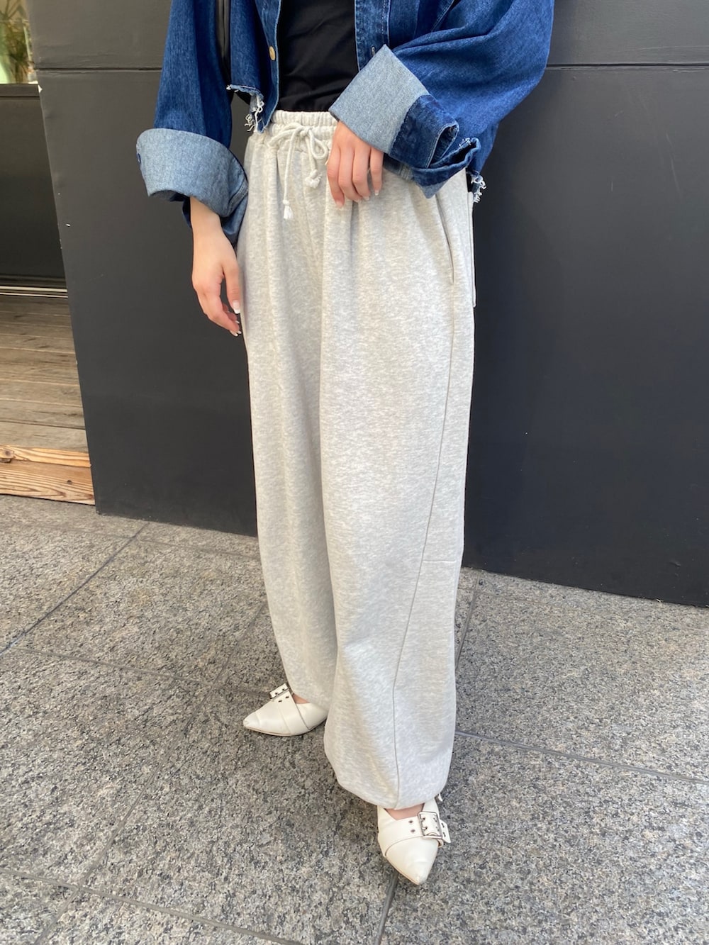 グレー系のスウェットパンツ、ホワイト系のパンプス、ブルー系のシャツ/ブラウスを着用したレディースの春コーディネートの5枚目の写真