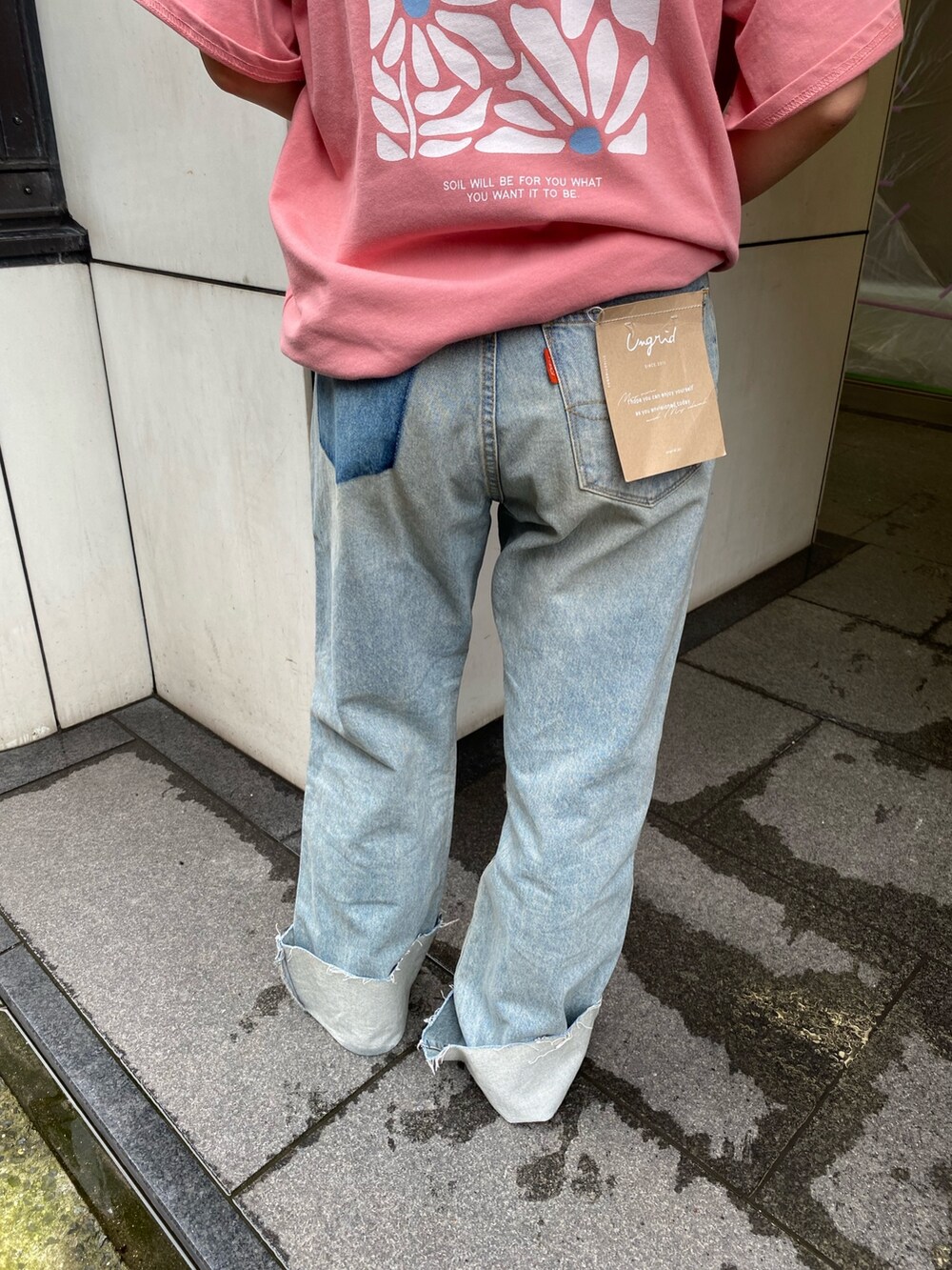 ブルー系のデニムパンツ、ピンク系のTシャツ/カットソー、シルバー系のサンダルを着用したレディースの夏コーディネートの5枚目の写真