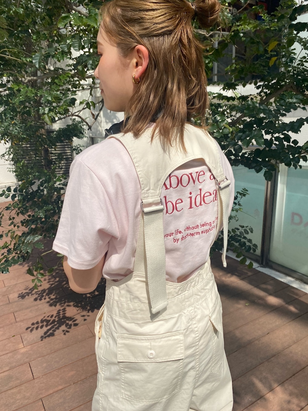 ピンク系のTシャツ/カットソー、ホワイト系のつなぎ/オールインワンを着用したレディースの春コーディネートの4枚目の写真