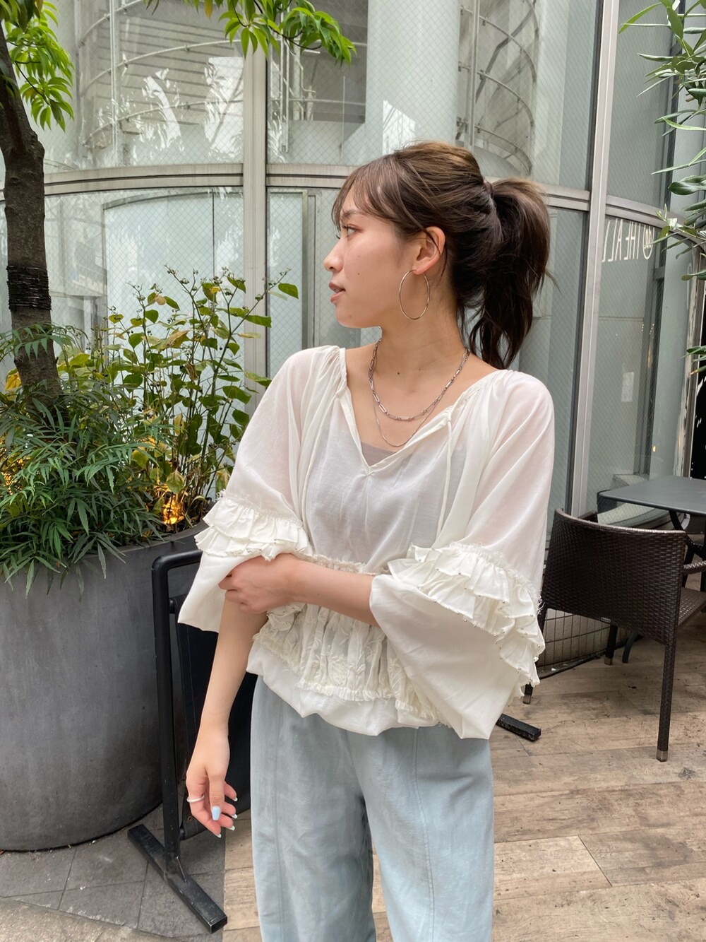 ブルー系のその他パンツ、ブラック系のサンダル、ホワイト系のシャツ/ブラウスを着用したレディースの春コーディネートの4枚目の写真