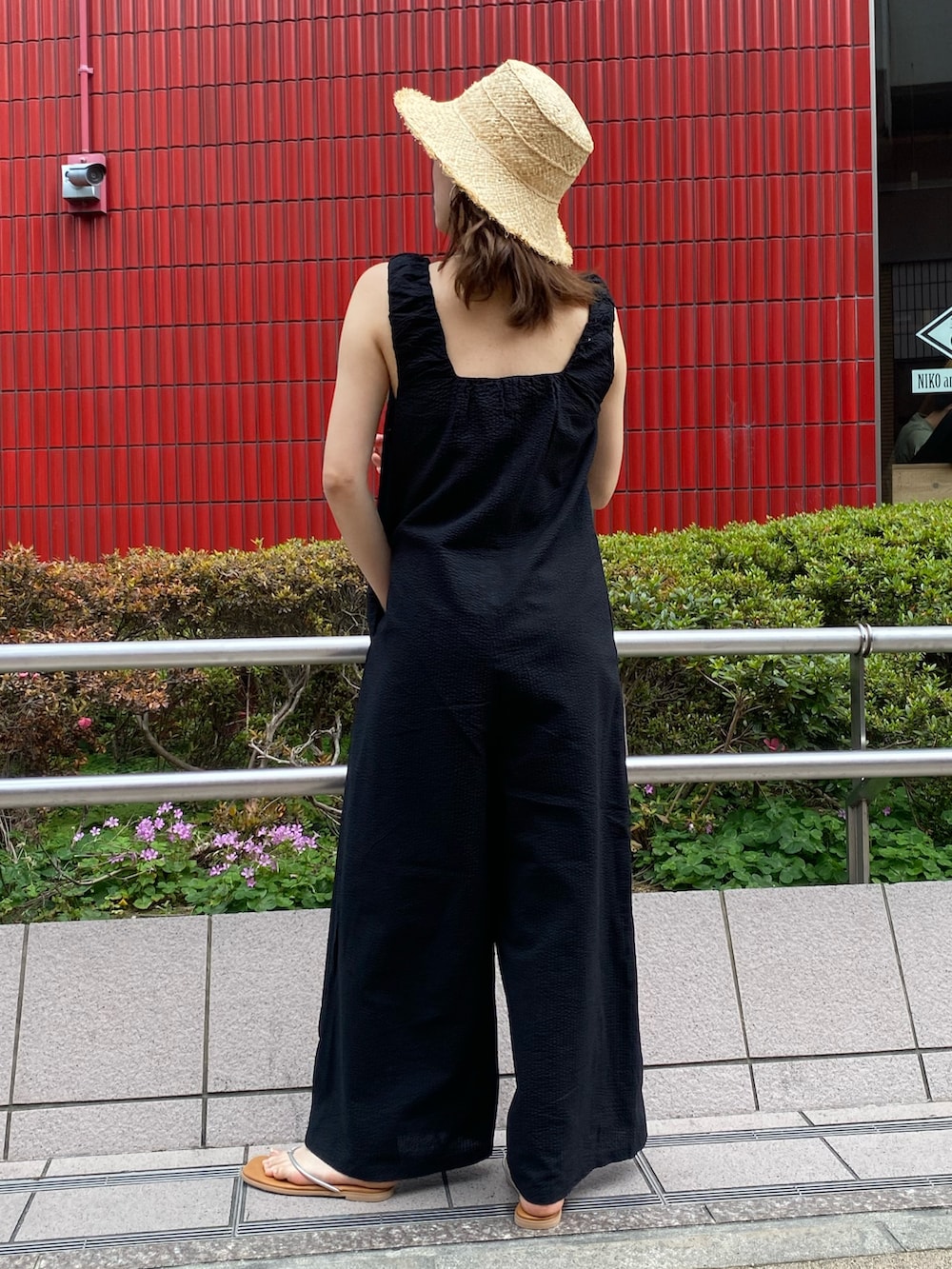 シルバー系のサンダル、ブラック系のつなぎ/オールインワン、ベージュ系のハットを着用したレディースの夏コーディネートの3枚目の写真