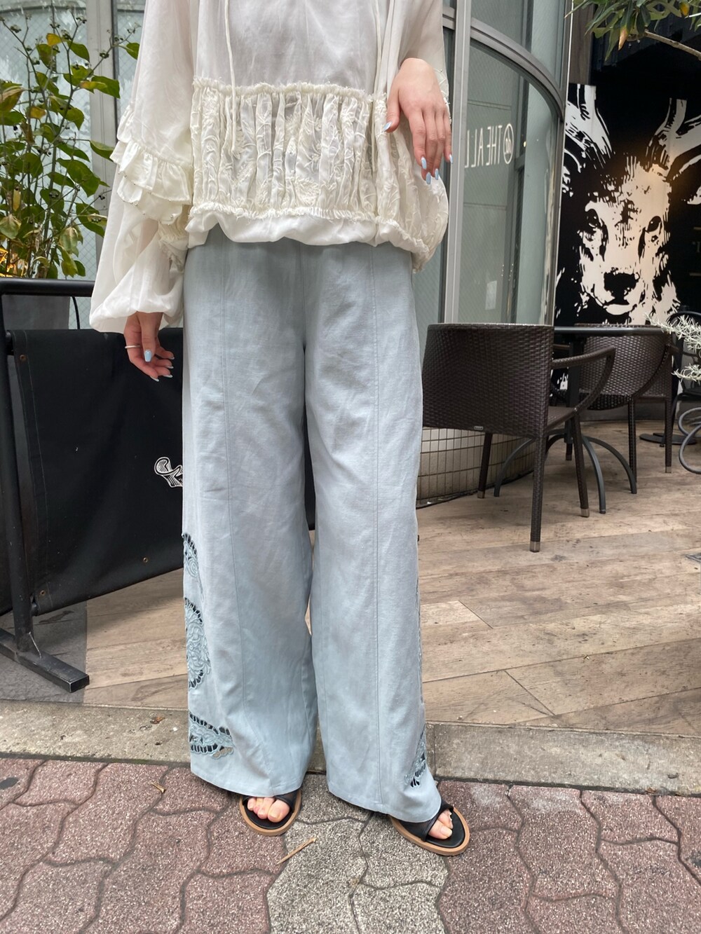 ブルー系のその他パンツ、ブラック系のサンダル、ホワイト系のシャツ/ブラウスを着用したレディースの春コーディネートの6枚目の写真