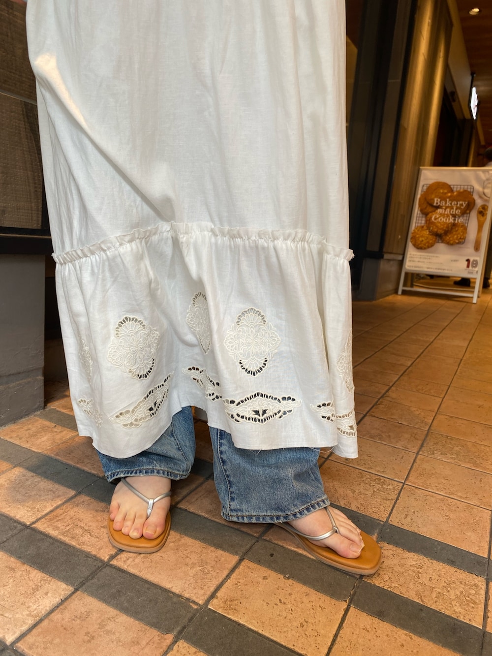 ホワイト系のワンピース、シルバー系のサンダル、グレー系のタンクトップを着用したレディースの春コーディネートの5枚目の写真