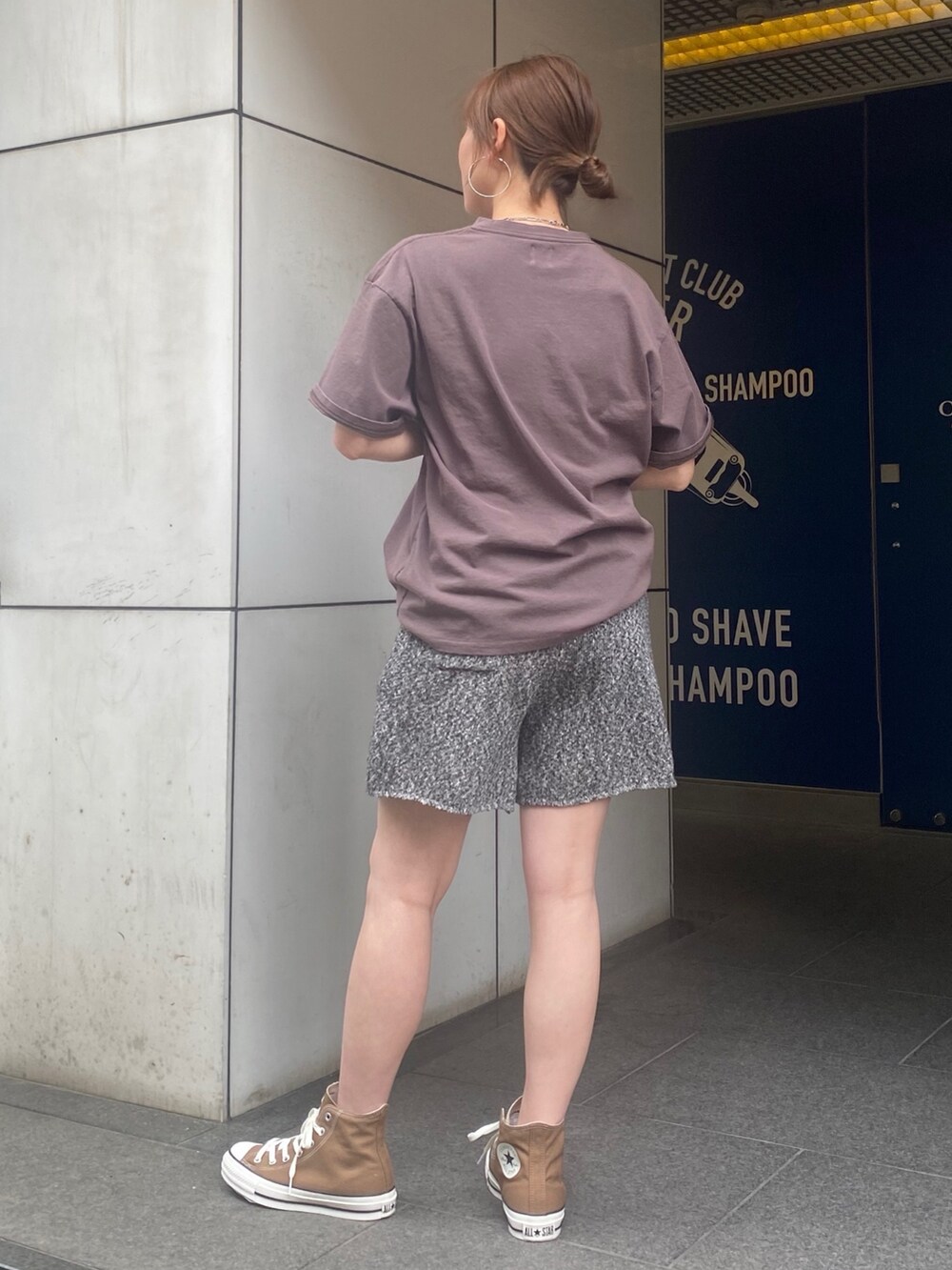 グレー系のその他パンツ、ブラウン系のTシャツ/カットソーを着用したレディースの春コーディネートの3枚目の写真