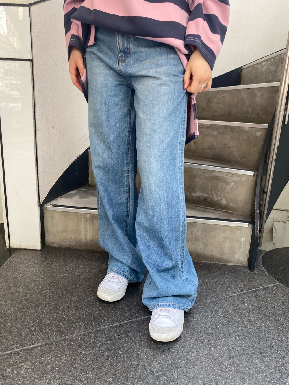 ブルー系のTシャツ/カットソー、ブルー系のデニムパンツを着用したレディースの春コーディネートの4枚目の写真