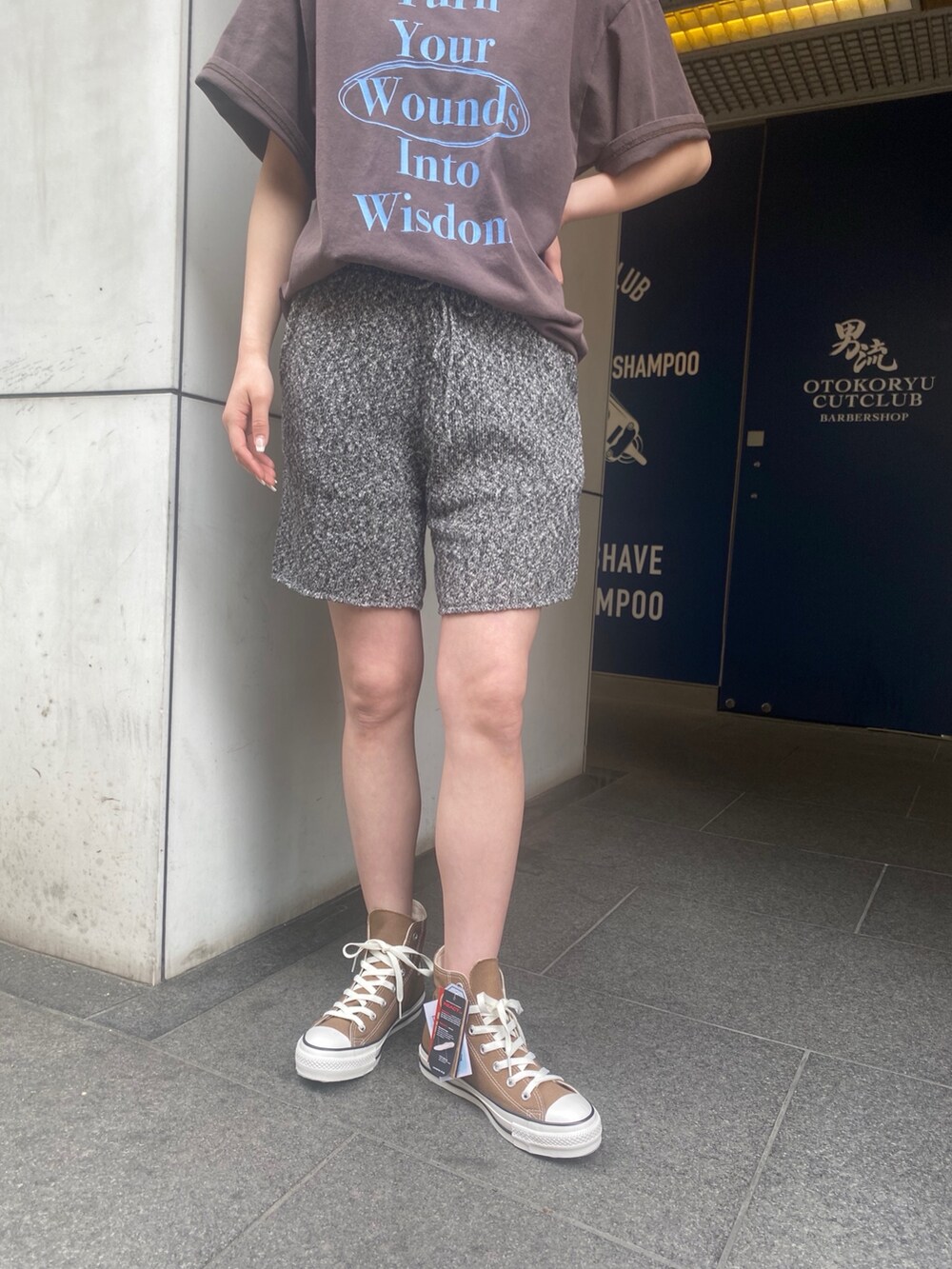 グレー系のその他パンツ、ブラウン系のTシャツ/カットソーを着用したレディースの春コーディネートの4枚目の写真