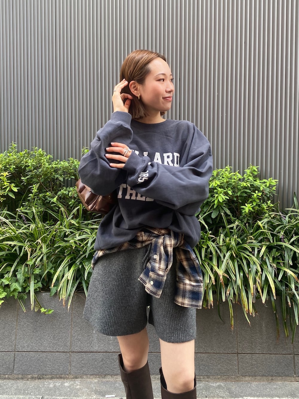 グレー系のその他パンツ、ブラウン系のブーツ、ブルー系のシャツ/ブラウスを着用したレディースの秋コーディネートの4枚目の写真