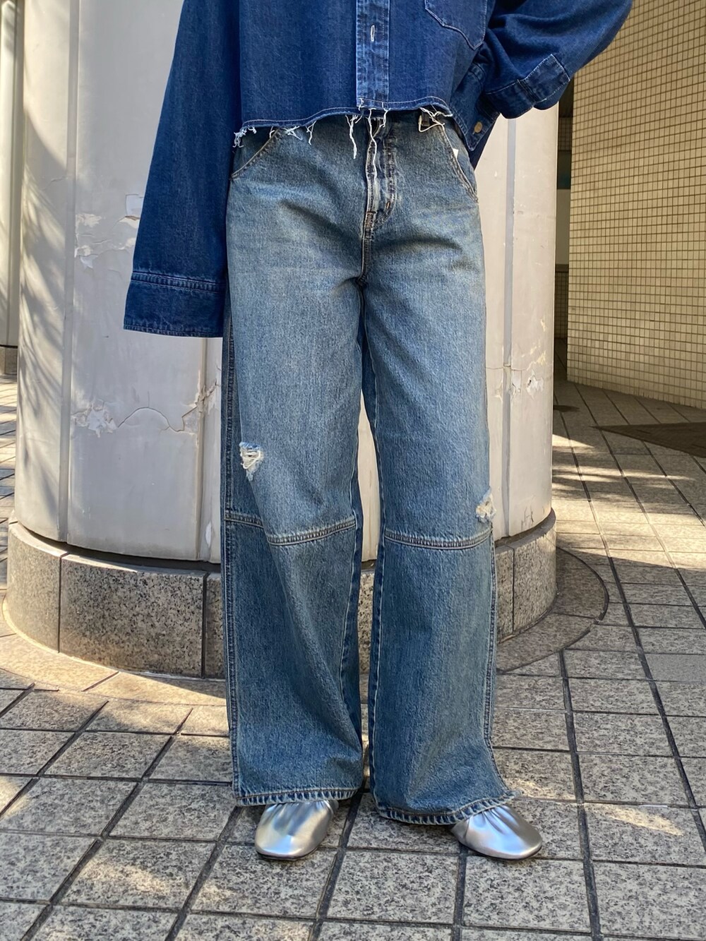 ブルー系のデニムパンツ、シルバー系のバレエシューズ、ブルー系のシャツ/ブラウスを着用したレディースの冬コーディネートの7枚目の写真