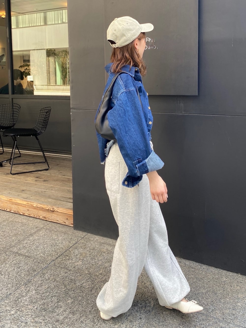 グレー系のスウェットパンツ、ホワイト系のパンプス、ブルー系のシャツ/ブラウスを着用したレディースの春コーディネートの2枚目の写真