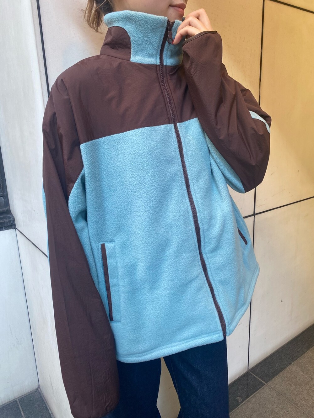 ブルー系のブルゾン、ブルー系のデニムパンツを着用したレディースの秋コーディネートの3枚目の写真