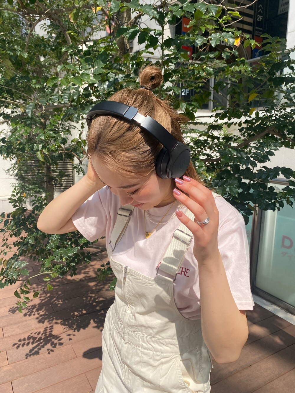 ピンク系のTシャツ/カットソー、ホワイト系のつなぎ/オールインワンを着用したレディースの春コーディネートの3枚目の写真