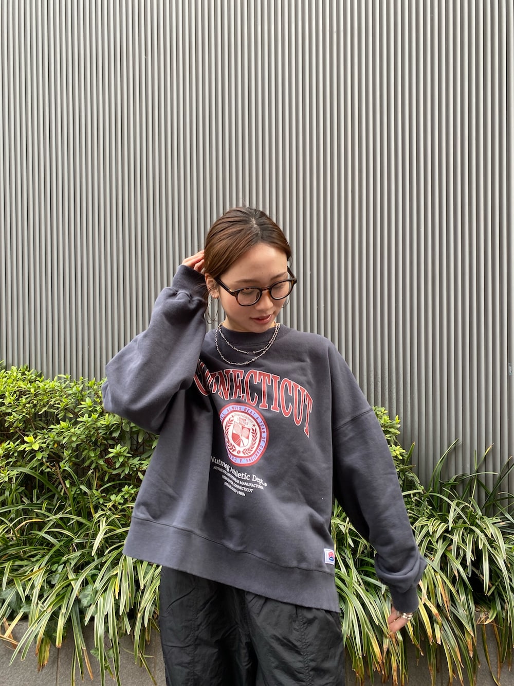 ブラック系のその他パンツ、グレー系のスウェット、シルバー系のネックレスを着用したレディースの冬コーディネートの4枚目の写真