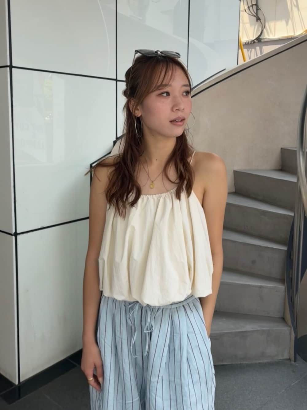 ブルー系のその他パンツ、ホワイト系のキャミソールを着用したレディースの夏コーディネートの5枚目の写真