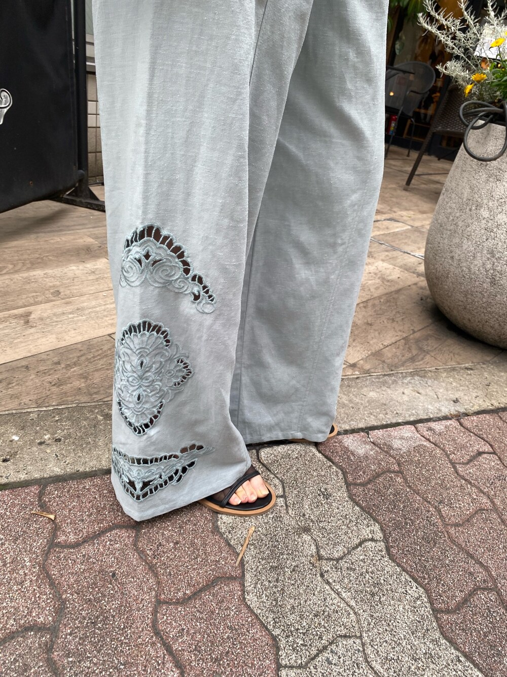 ブルー系のその他パンツ、ブラック系のサンダル、ホワイト系のシャツ/ブラウスを着用したレディースの春コーディネートの7枚目の写真