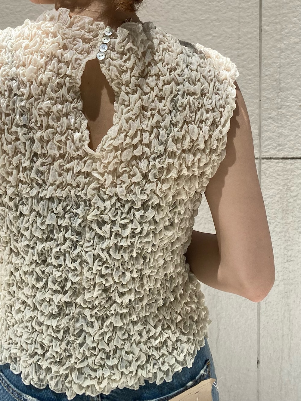 ブルー系のデニムパンツ、ホワイト系のシャツ/ブラウス、ブラック系のサンダルを着用したレディースの夏コーディネートの7枚目の写真