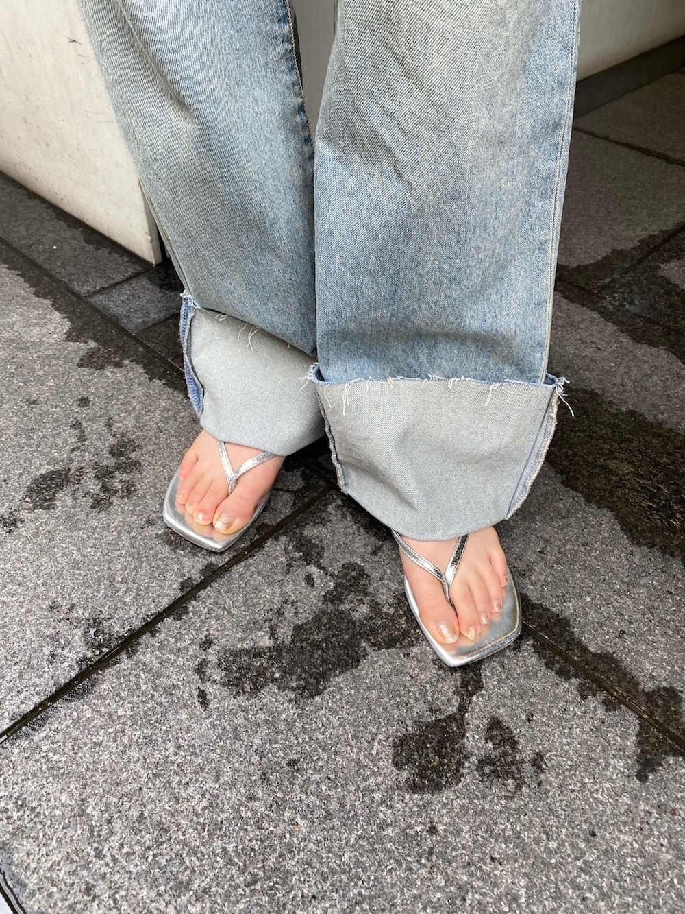 ブルー系のデニムパンツ、ピンク系のTシャツ/カットソー、シルバー系のサンダルを着用したレディースの夏コーディネートの7枚目の写真