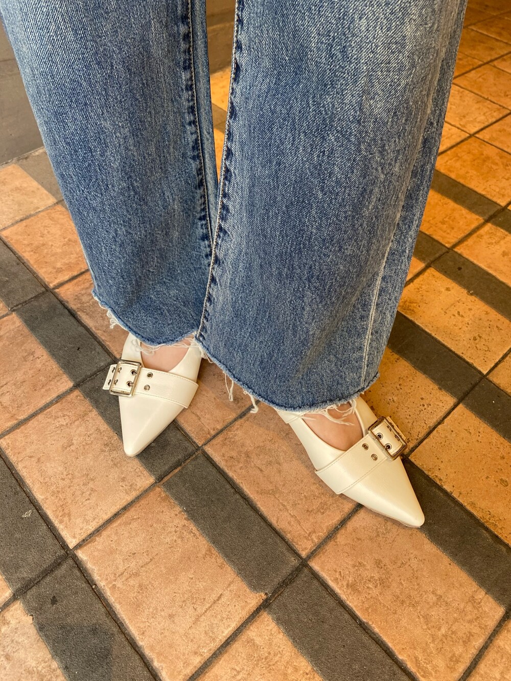 ブルー系のデニムジャケット、グリーン系のシャツ/ブラウス、ブルー系のデニムパンツを着用したレディースの春コーディネートの8枚目の写真