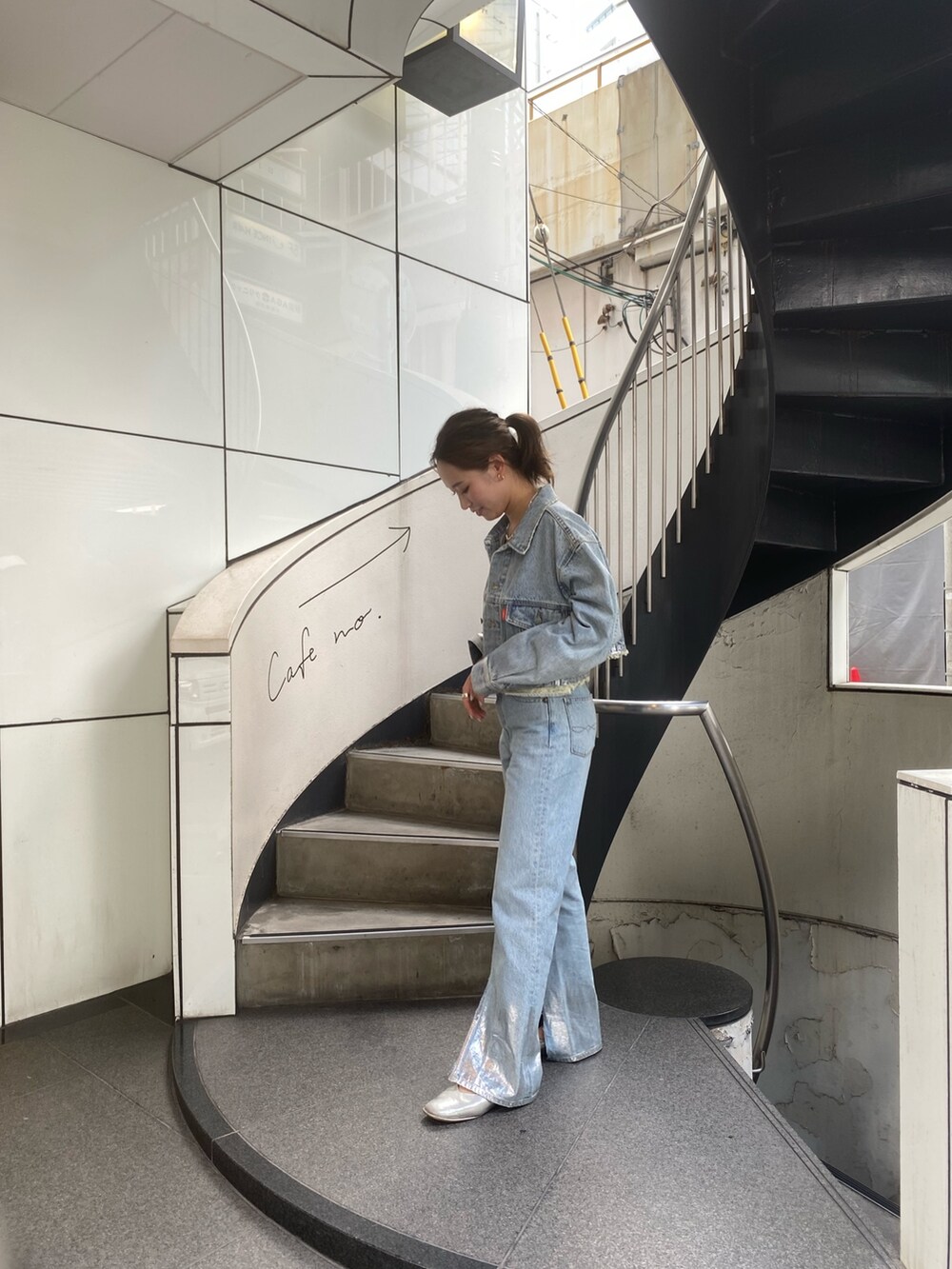 ブルー系のデニムジャケット、ブルー系のデニムパンツを着用したレディースの夏コーディネートの2枚目の写真