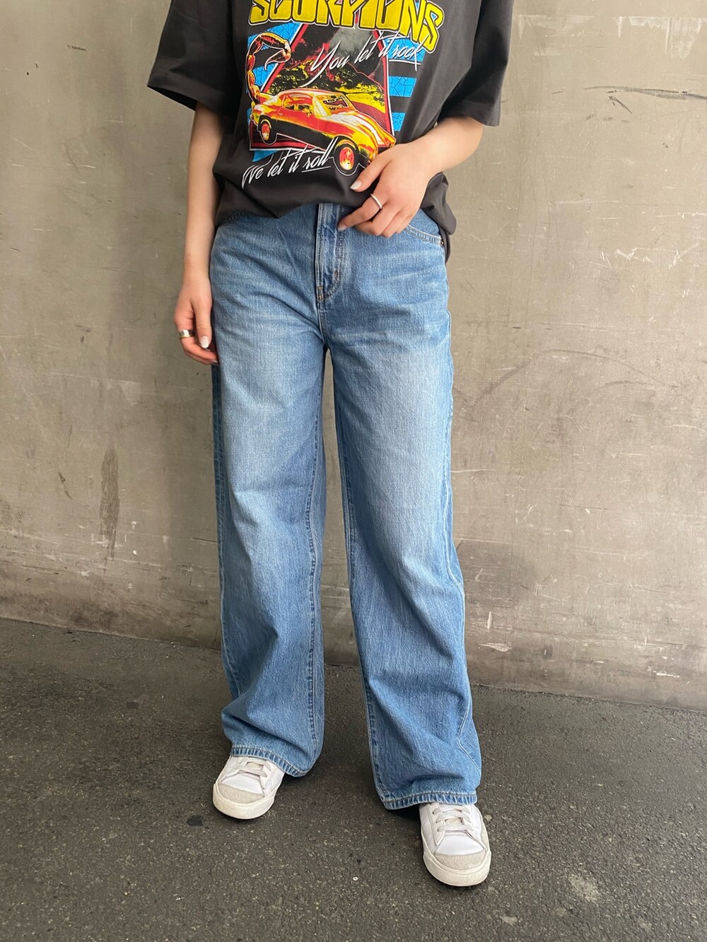 グレー系のTシャツ/カットソー、ブルー系のデニムパンツを着用したレディースの春コーディネートの4枚目の写真