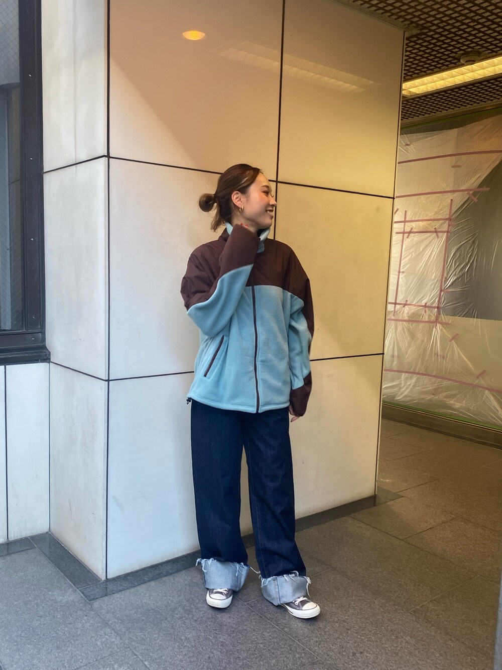 ブルー系のブルゾン、ブルー系のデニムパンツを着用したレディースの秋コーディネートの2枚目の写真