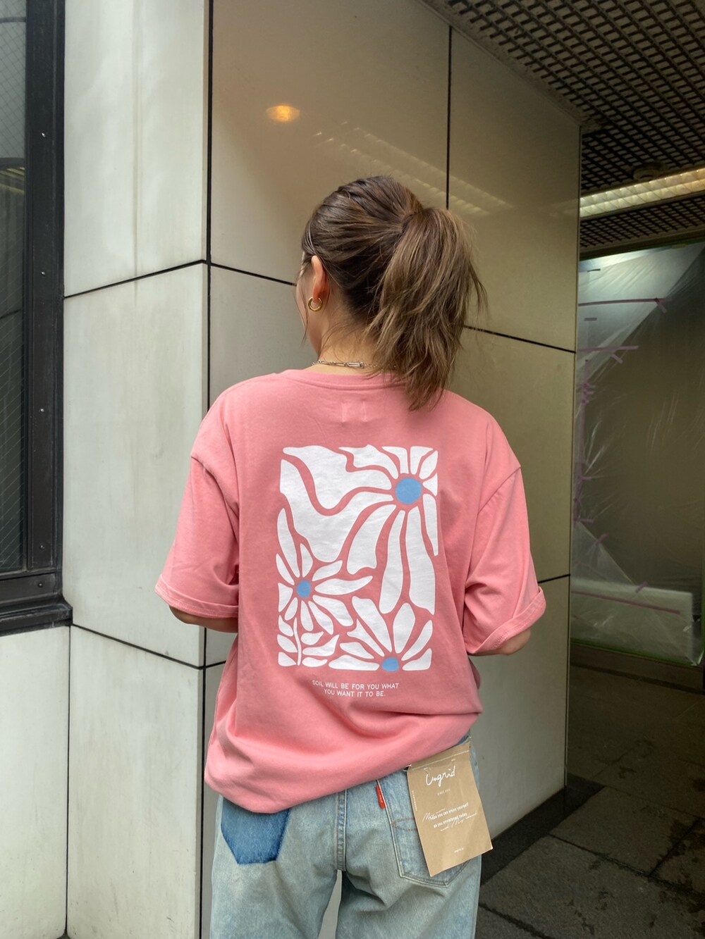 ブルー系のデニムパンツ、ピンク系のTシャツ/カットソー、シルバー系のサンダルを着用したレディースの夏コーディネートの6枚目の写真