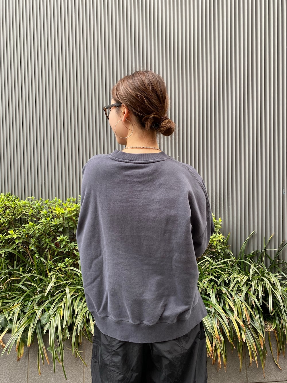 ブラック系のその他パンツ、グレー系のスウェット、シルバー系のネックレスを着用したレディースの冬コーディネートの5枚目の写真