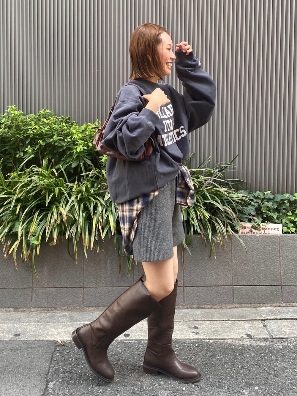 グレー系のその他パンツ、ブラウン系のブーツ、ブルー系のシャツ/ブラウスを着用したレディースの秋コーディネートの3枚目の写真